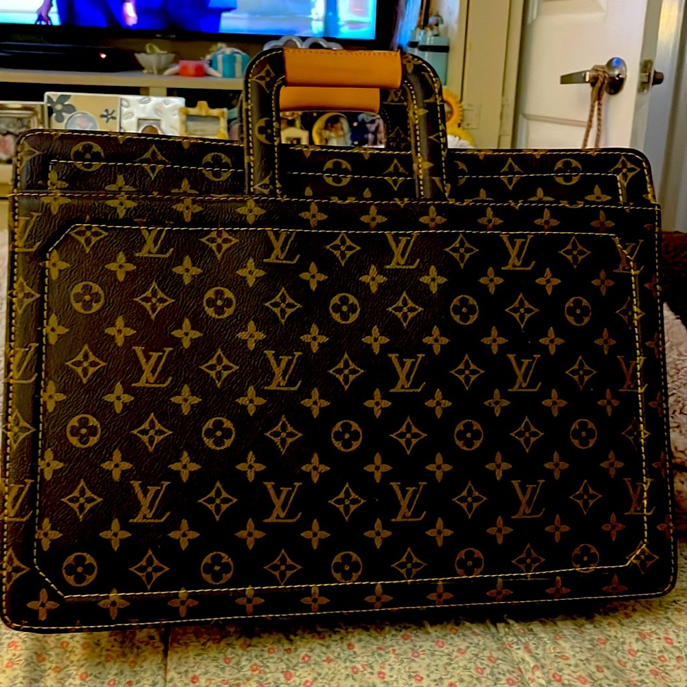 Louis Vuitton Briefcase (VINTAGE) and so Beautiful in almost perfect condition.